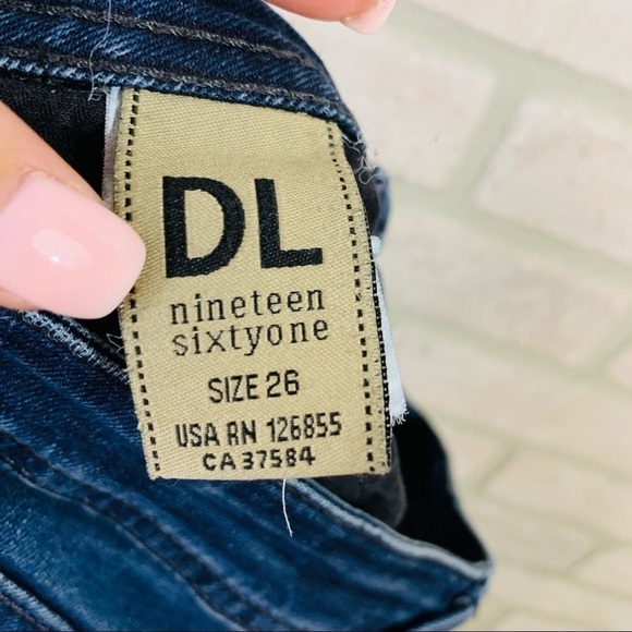 DL 1961 Amanda Skinny Distressed Seville J… - Picture 11 of 12